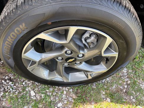 Used 2025 Chevrolet Trax LT FWD image 32
