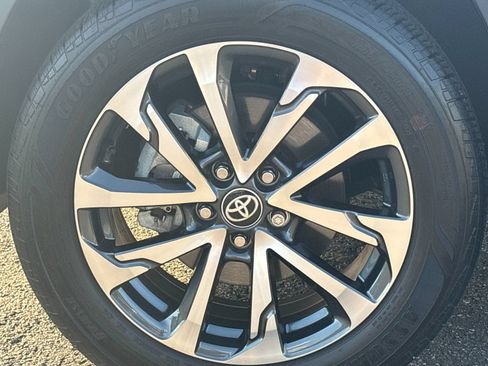 Used 2025 Toyota Corolla Cross XLE AWD/4WD image 28