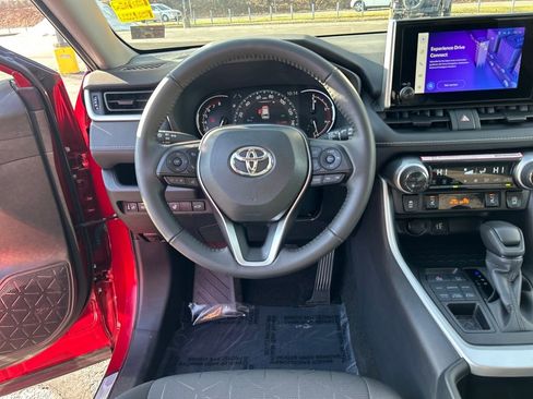 Used 2025 Toyota RAV4 XLE image 21