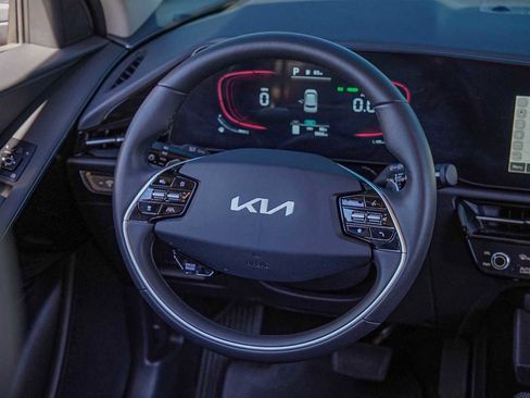 Certified 2025 Kia Niro EX image 26
