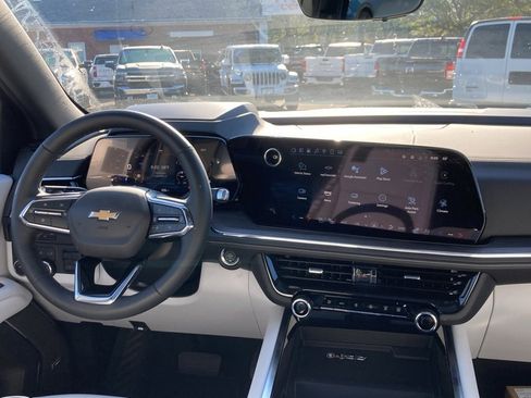 New 2025 Chevrolet Suburban Premier image 12