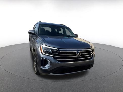 Used 2025 Volkswagen Atlas SE image 3