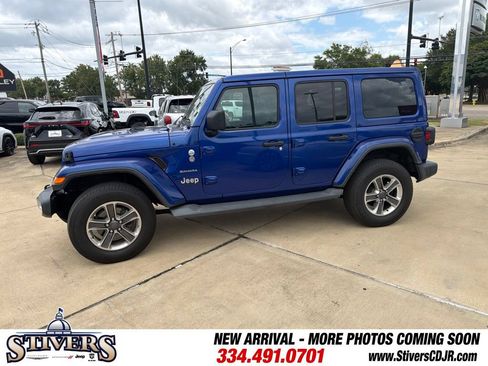 Used 2018 Jeep Wrangler Unlimited Sahara AWD/4WD image 5