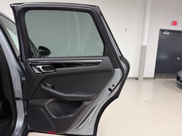 Certified 2024 Porsche Macan AWD/4WD image 37