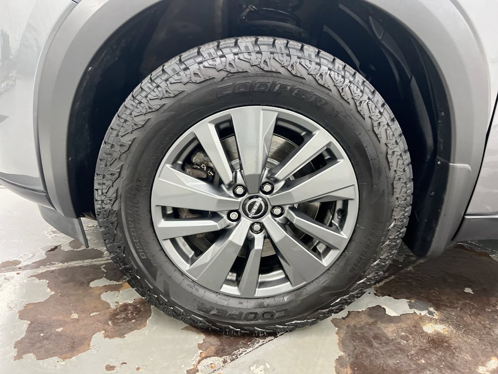 Used 2024 Nissan Pathfinder SV w/ Black Appearance Package AWD/4WD image 27