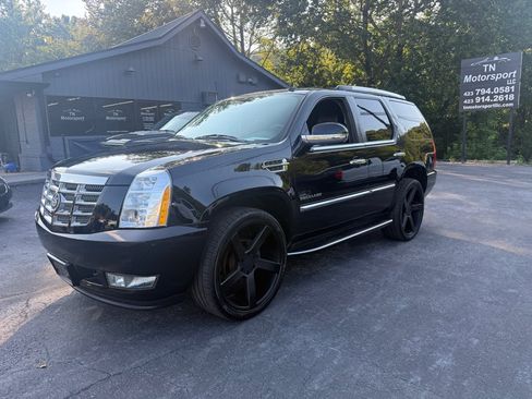 Used 2011 Cadillac Escalade AWD image 4