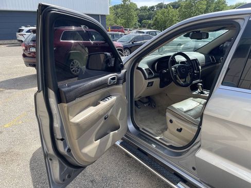 Used 2016 Jeep Grand Cherokee Overland w/ Advanced Technology Group RWD image 13