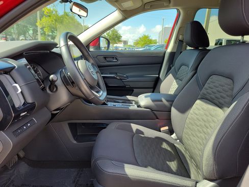 Certified 2025 Nissan Pathfinder SV FWD image 12