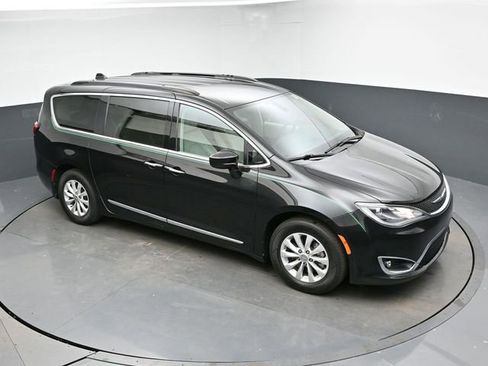 Used 2017 Chrysler Pacifica Touring-L image 17
