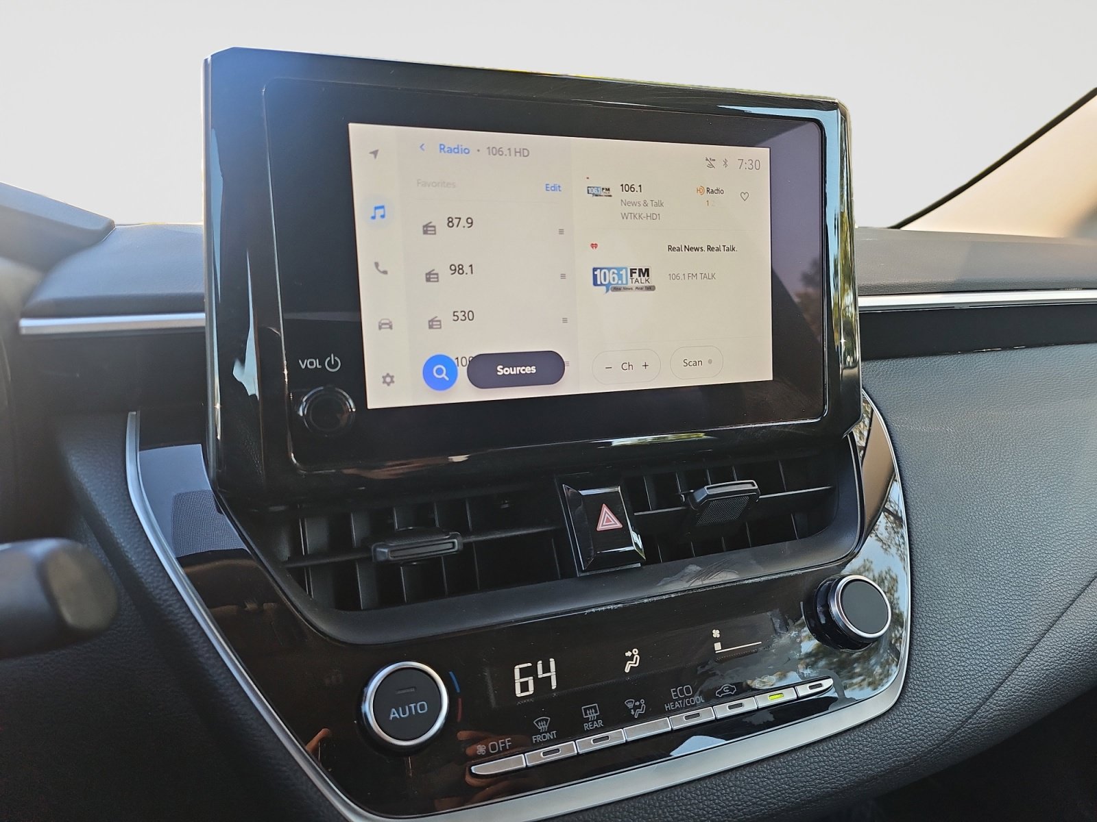 Used 2025 Toyota Corolla LE FWD image 27