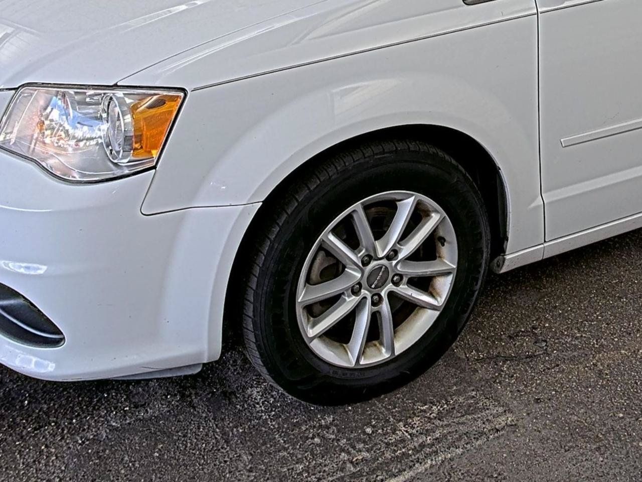 Used 2016 Dodge Grand Caravan SXT w/ Rear Park Assist Package FWD image 19