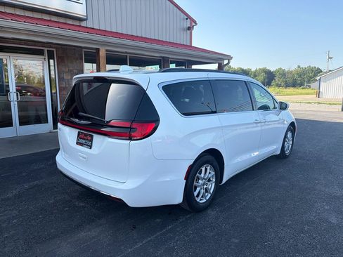 Used 2022 Chrysler Pacifica Touring-L FWD image 4