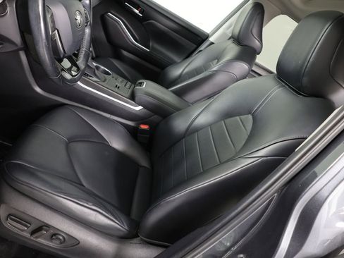 Used 2020 Toyota Highlander XLE FWD image 9