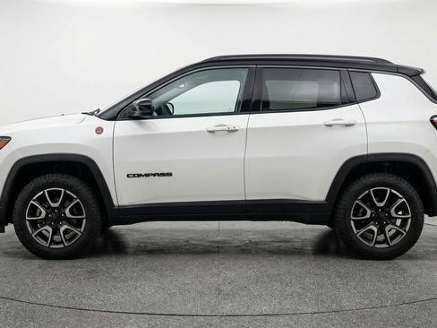 Used 2025 Jeep Compass Trailhawk image 5