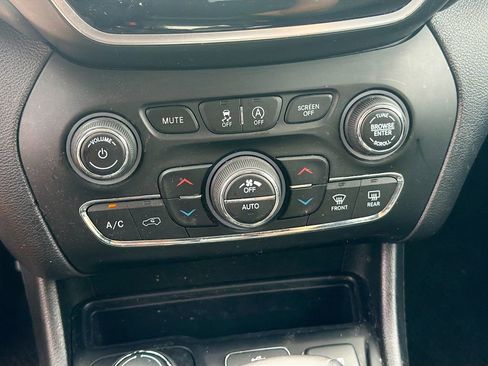 Used 2019 Jeep Cherokee Overland w/ Technology Group AWD/4WD image 30