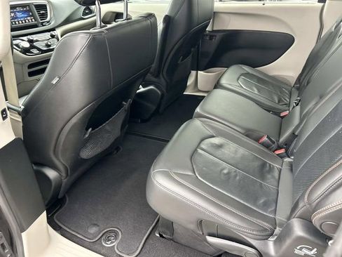 Used 2018 Chrysler Pacifica Touring-L image 20
