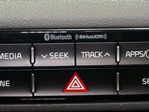 Used 2017 Kia Niro LX image 18