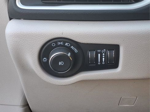 Used 2024 Chrysler Pacifica Touring-L image 17