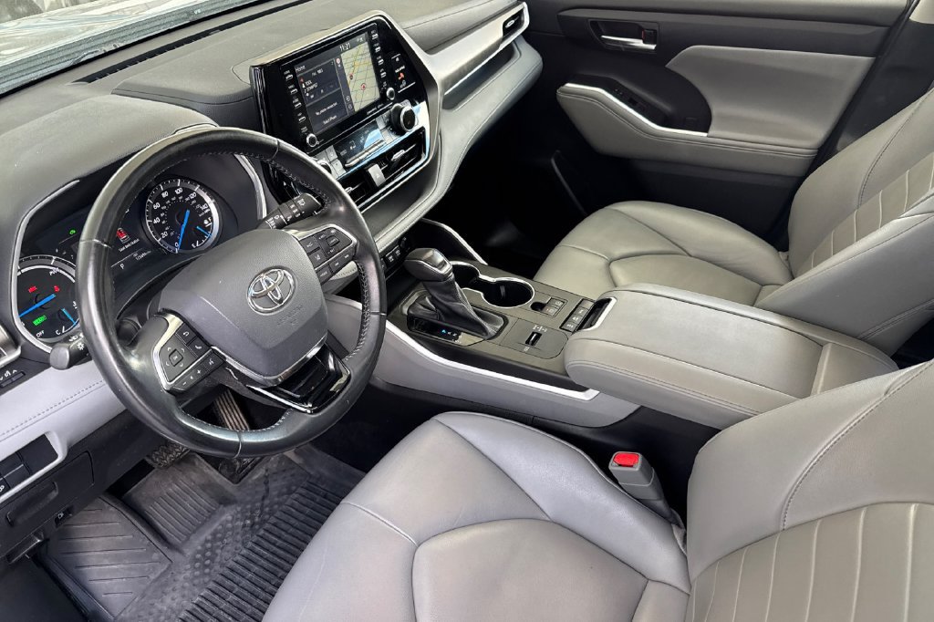 Used 2021 Toyota Highlander XLE AWD/4WD image 4