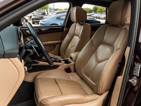 Used 2024 Porsche Macan AWD/4WD image 5