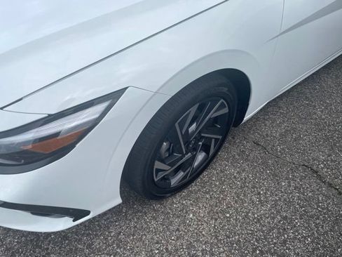 Used 2025 Hyundai Elantra Limited FWD image 4