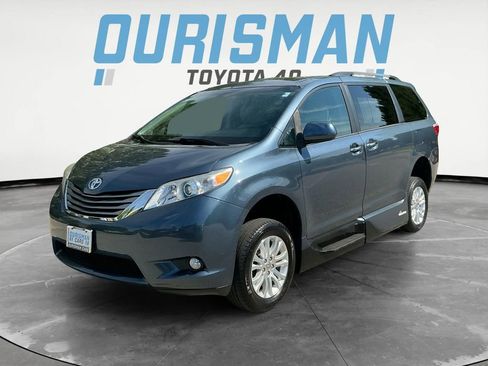 Used 2017 Toyota Sienna XLE Premium FWD image 3