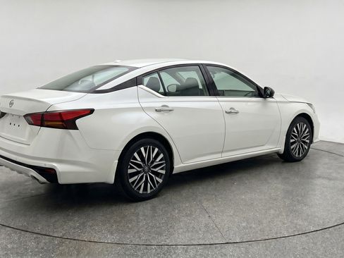 Used 2025 Nissan Altima 2.5 SV FWD image 9