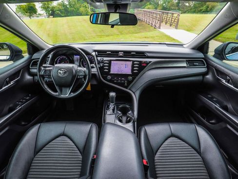 Used 2019 Toyota Camry SE FWD image 2