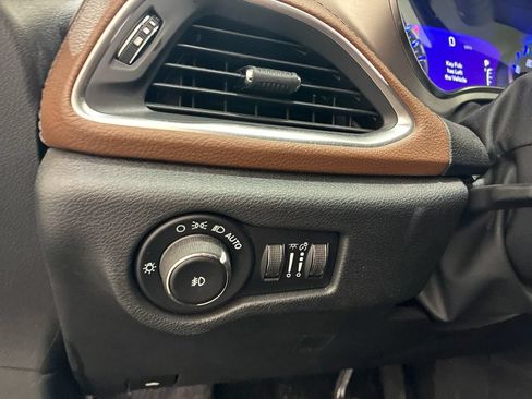 Used 2021 Chrysler Pacifica Limited w/ Uconnect Theater Family Group AWD/4WD image 29