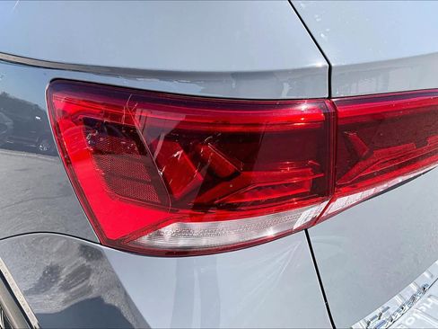 Used 2024 Volkswagen Taos SE w/ Panoramic Sunroof Package image 28