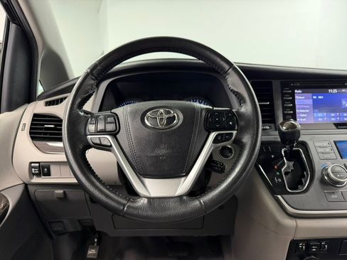 Used 2020 Toyota Sienna XLE image 45