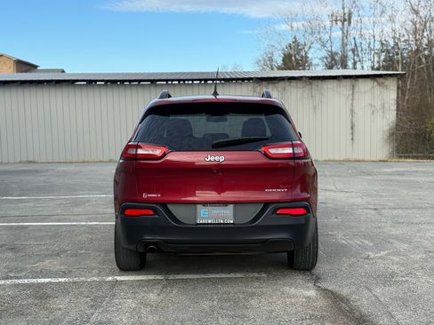 Used 2017 Jeep Cherokee Sport image 6