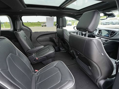 Used 2025 Chrysler Pacifica Limited FWD image 24