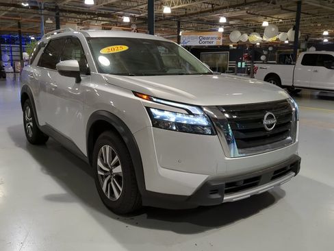 Used 2025 Nissan Pathfinder SL AWD/4WD image 3
