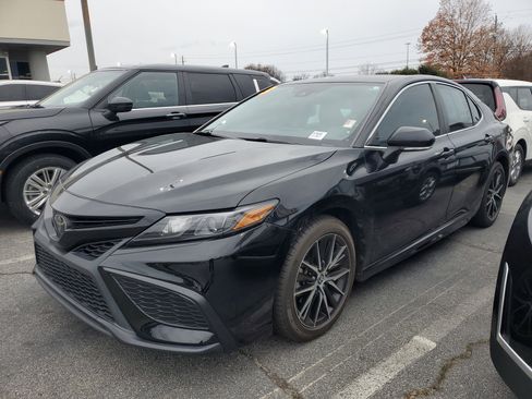 Used 2023 Toyota Camry SE image 3