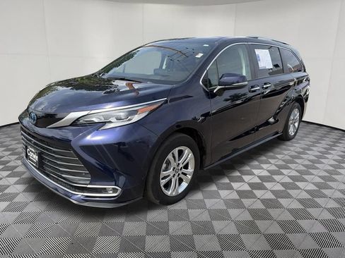 Used 2023 Toyota Sienna Platinum AWD/4WD image 4