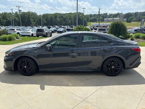 Used 2025 Toyota Camry SE FWD image 4