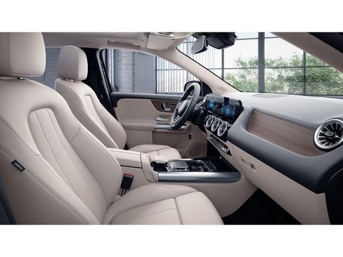 Used 2023 Mercedes-Benz GLA 250 4MATIC w/ Premium Package image 4