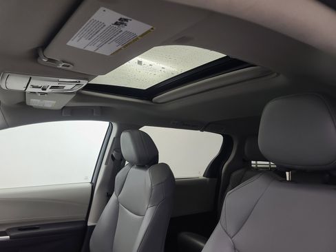 Used 2024 Toyota Sienna XLE image 37