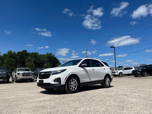 Used 2023 Chevrolet Equinox LS FWD image 2