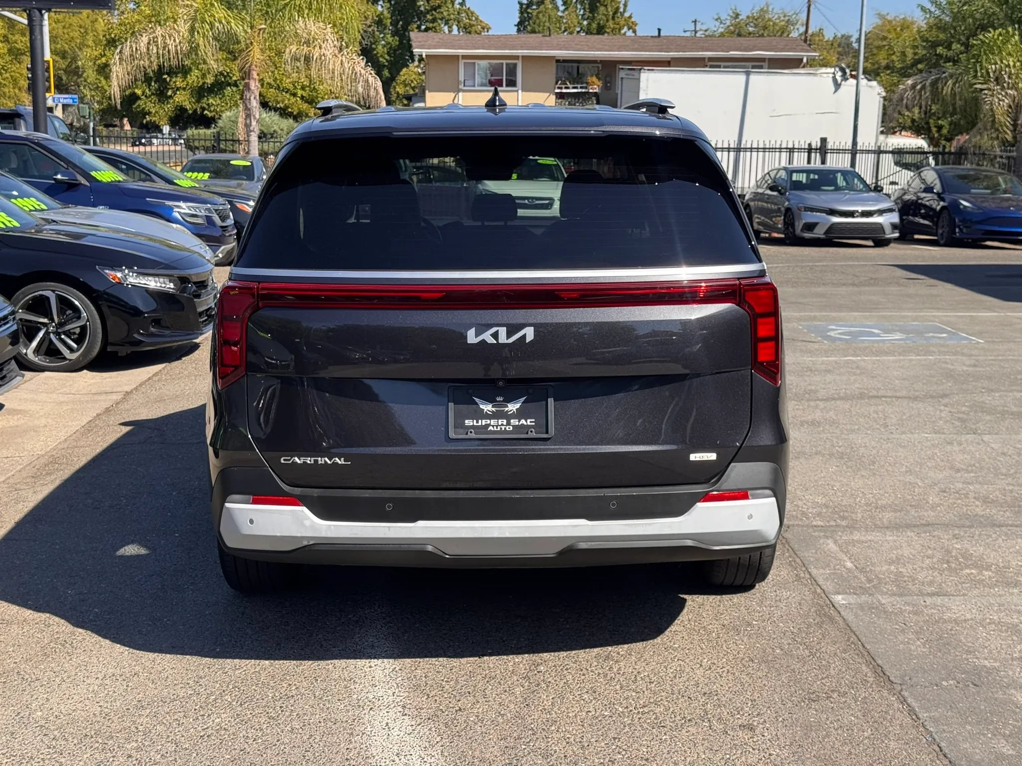 Used 2025 Kia Carnival EX FWD image 5