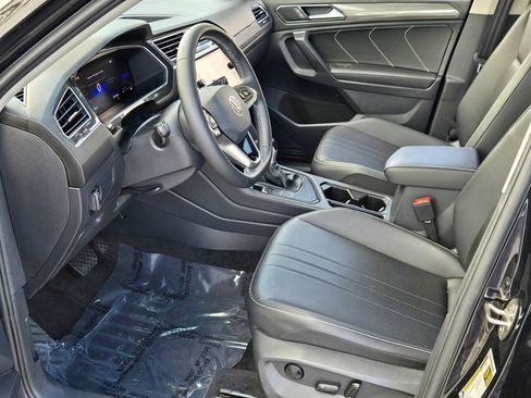 Used 2023 Volkswagen Tiguan SE image 10