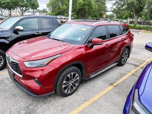 Used 2024 Toyota Highlander XLE FWD image 3