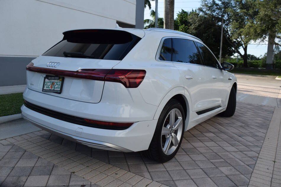 Used 2019 Audi e-tron Prestige w/ Prestige Package AWD/4WD image 6