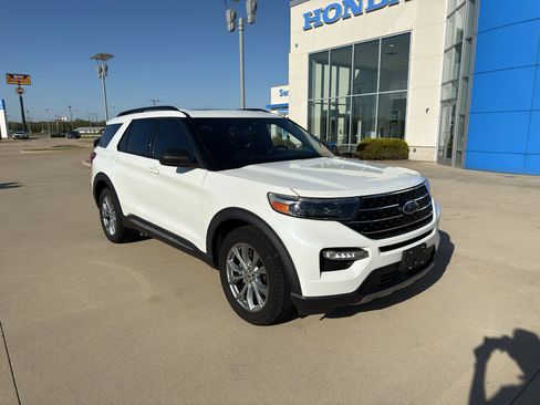 Used 2020 Ford Explorer XLT w/ Equipment Group 202A AWD/4WD image 3