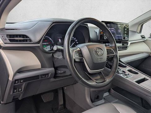 Used 2024 Toyota Sienna XLE FWD image 3