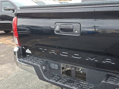 Used 2019 Toyota Tacoma TRD Off-Road image 18