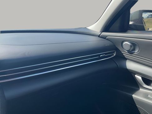 Used 2024 Hyundai Elantra Limited image 20