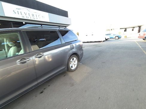 Used 2012 Toyota Sienna LE w/ Towing Pkg image 6