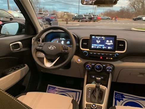 Certified 2025 Hyundai Venue SEL image 22